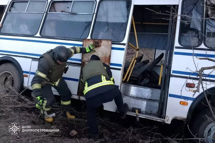 У Дніпропетровській області автобув потрапив у ДТП: постраждало понад 10 осіб (фото)