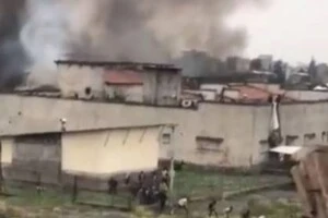 За оцінками ООН, нападу зазнали 165-167 жінок. У внутрішньому звіті Організації зазначають, що більшість жінок померли після того, як увʼязнені підпалили вʼязницю