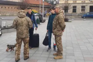 Працівники ТЦК перевіряють документи в юнаків