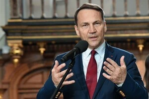 Радослав Сікорський заявив, що його бентежить «природа путінського контролю над Росією»