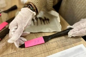 Унікальна зброя та старовинний одяг. Митники передали у заповідник «Хортиця» цікаві артефакти