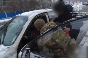 Поліцейські надають чоловікові допомогу