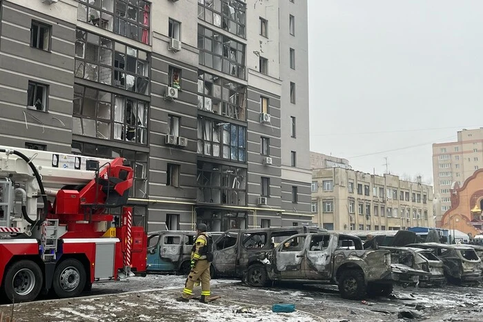 У Сумах на парковці згоріли автівки внаслідок падіння ворожих БпЛА