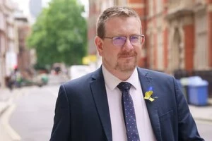  Ендрю Гвінн написав низку расистських і сексистських коментарів у групі WhatsApр