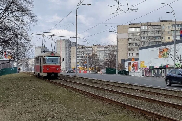 Чи зупинятиметься громадський транспорт під час хвилини мовчання у Києві: відповідь КМДА