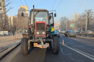 Трактор зупинився просто посеред вулиці