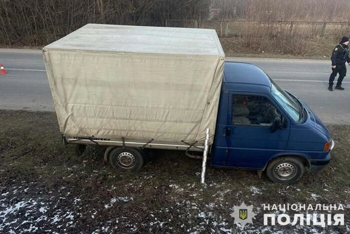 На Тернопільщині під колесами вантажівки загинула чотирирічна дитина