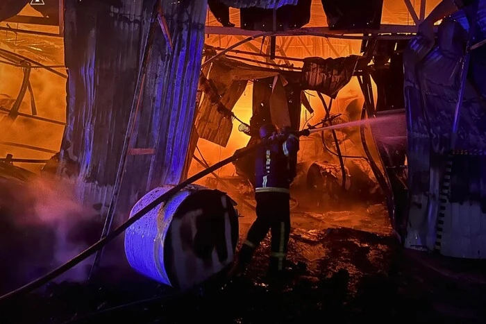 На Київщині згоріли склади через нічну атаку: фото наслідків