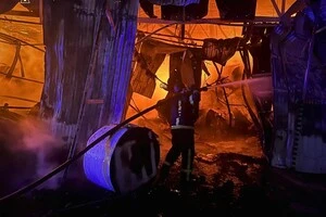 На Київщині згоріли склади через нічну атаку: фото наслідків