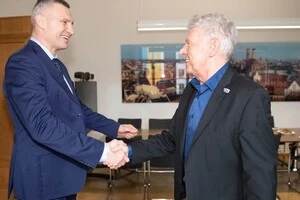 Віталій Кличко вручив Дітеру Райтеру нагрудний знак «За сприяння обороні Києва»