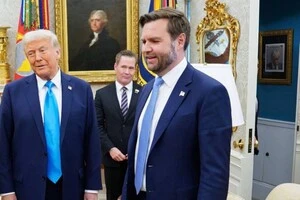 Позаду можна побачити магшот Трампа