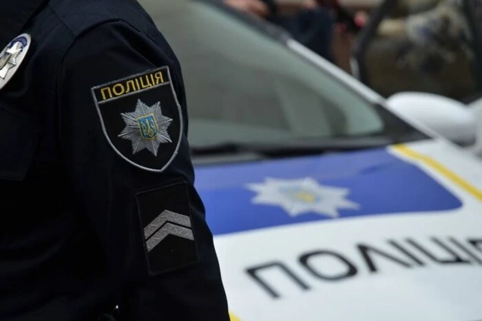 На Київщині поліціянти затримали молодика, який переплутав їхню автівку з туалетом 
