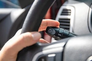 Вчасний сигнал про маневр допомагає уникнути аварійних ситуацій і є важливим елементом взаєморозуміння між водіями