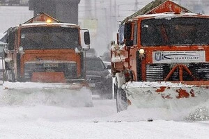 У Києві працює комунальна снігоприбиральна техніка