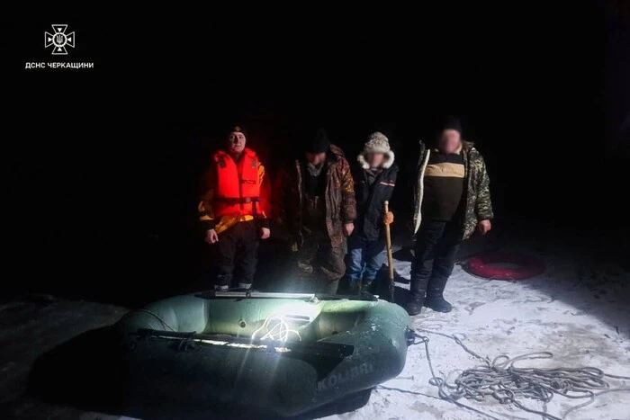 На річці Дніпро від берега відкололася крижина з трьома рибалками