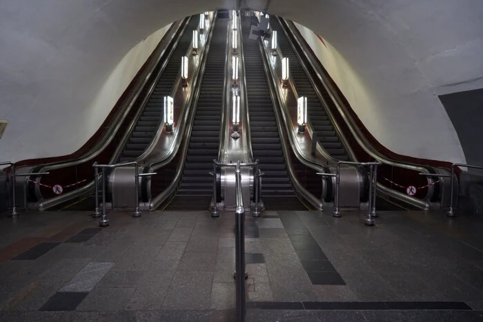 У столичному метро серйозно травмувався юнак, який вирішив спуститися балюстрадою ескалатора
