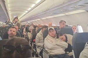 На борту літака перебували 236 пасажирів 