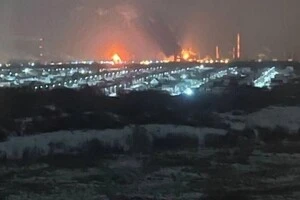 Над Сизранським НПЗ досі здіймається чорний дим (відео)