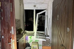 Пошкоджені будинки внаслідок ворожої атаки 