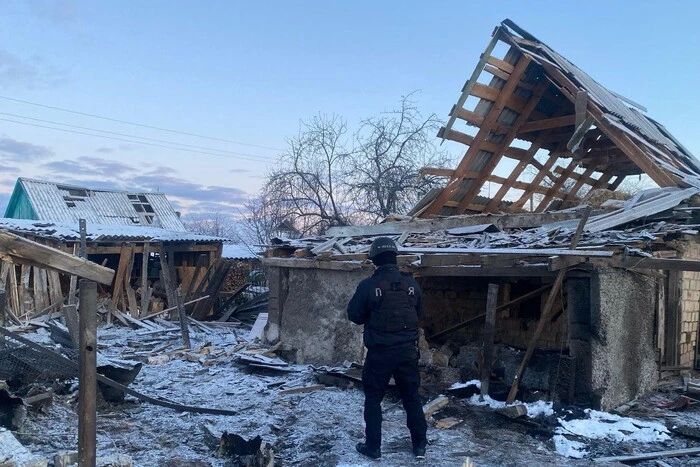 На Київщині уламки дронів пошкодили будинки та автомобілі у двох районах