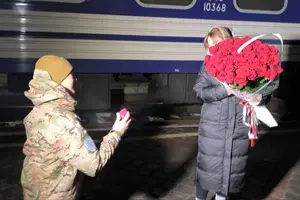 Військовий зробив пропозицію коханій на вокзалі Кривого Рогу: зворушливе фото