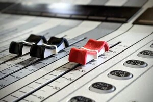 Петиція зʼявилася після того, як у топ-100 української музики на Apple Music у першій десятці опинилися пісні російського виконавця, що спричинило резонанс у суспільстві