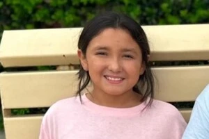 Поліція розслідує смерть дитини внаслідок самогубства після того, як над нею знущалися інші учні, стверджуючи, що її сім'я перебувала в США нелегально