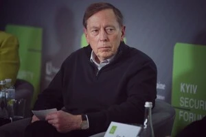 Командувач Центрального командування США у 2008-10 роках, Директор Центрального Розвідувального Управління США у 2011-12 роках Генерал Девід Петреус