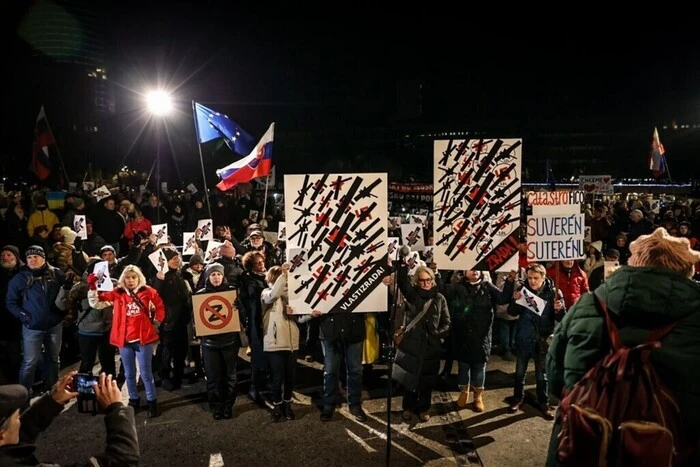 У Братиславі знову тисячі людей вийшли на протест проти Фіцо