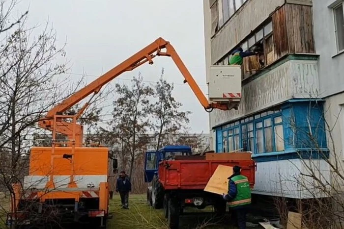 Комунальники розчищали квартиру від сміття і знайшли серед непотребу власницю