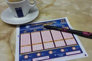 Безхатьки використали вкрадену картку, щоб купити сигарети та кілька лотерейних білетів