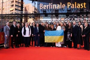 Команда та герої фільму на червоній доріжці Берлінале