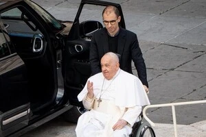 Святіший Отець залишається бадьорим і весь день провів у кріслі