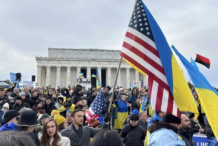  Сотні людей із українськими прапорами вийшли на мітинг у Вашингтоні