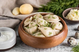 Вареники з сиром це головна страва на Масляну в Україні