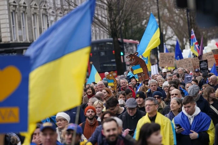 У Лондоні тисячі людей вийшли на мітинг, щоб підтримати Україну