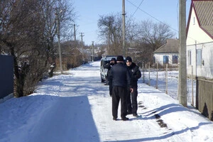 Під час ретельного огляду господарства, де проживає сім’я, слідчі та оперативники виявили приховане тіло дівчинки 