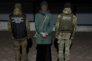 Закарпатець одягнув куртку та спідницю дружини та прихопив ще декілька жіночих аксесуарів, зокрема, сумочку