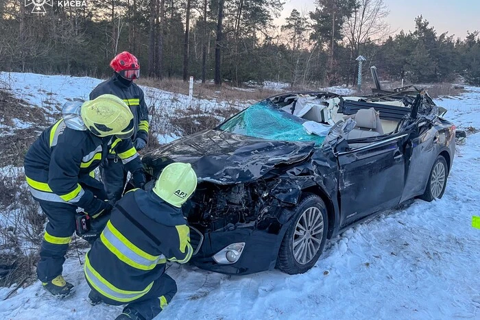 У Києві зіткнулись Toyota та вантажівка Volvo, водія з легковика дістали очевидці 