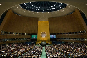 Генасамблея ООН підтримала і український, і американський проєкти резолюцій щодо третьої річниці повномасштабного вторгнення РФ 