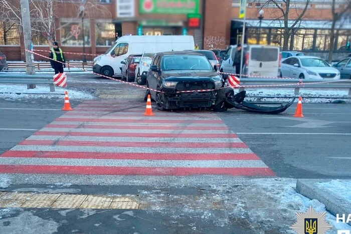 ДТП на столичній Оболоні: автівка перелетіла клумбу і вилетіла на пішохідний перехід (відео)