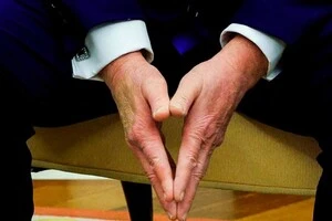 Трамп мав видимі синяки або почервоніння на правій руці принаймні ще два рази, у серпні та листопаді минулого року