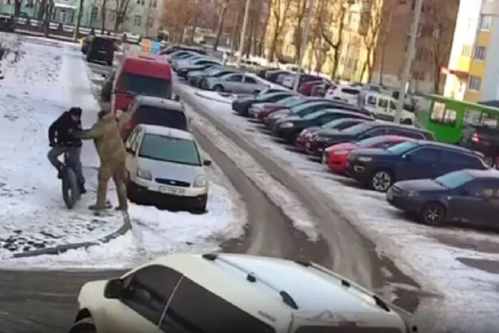 У Харкові військовослужбовець скинув чоловіка з велосипеда. У ТЦК пояснили ситуацію