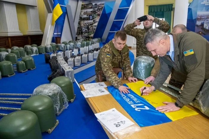 Кличко передав від громади столиці чергову партію допомоги на фронт