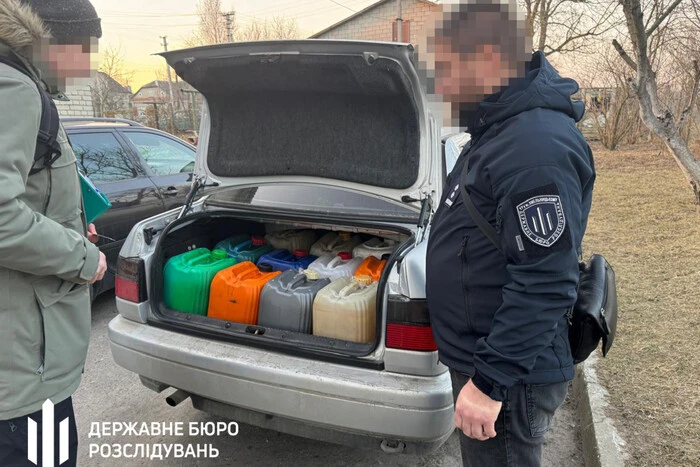 Вкрали у ЗСУ тонни дизпалива. ДБР викрило злочинну схему у військовій частині