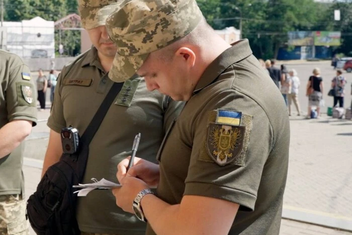 На Сумщині чоловік напав на поліцейського та співробітника ТЦК