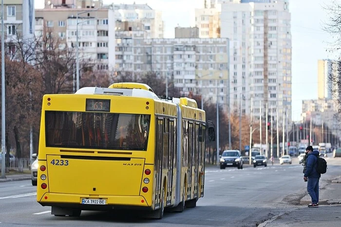 Рух низки автобусів та одного тролейбуса у Києві 1-2 березня буде змінено: перелік маршрутів