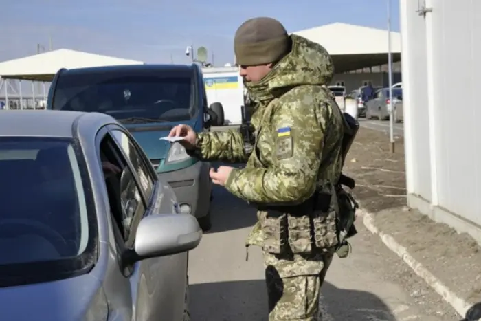 Мінкульт після критики пояснив, чому зупинено видачу дозволів митцям на виїзд за кордон
