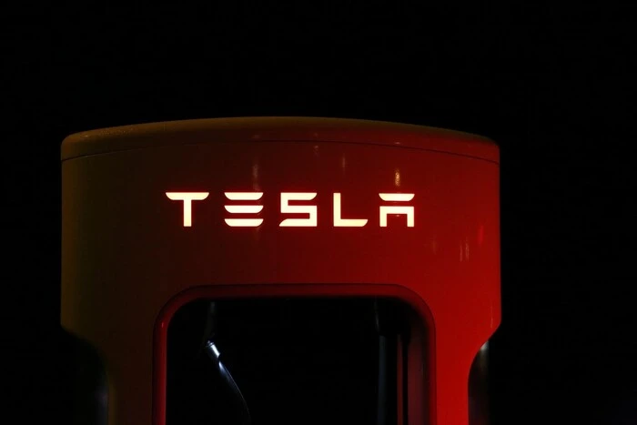 Акції Tesla обвалилися на 40%: що відбувається з компанією Маска?