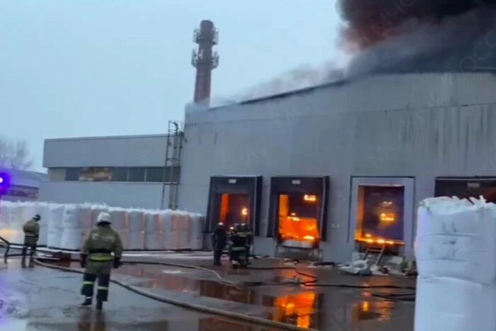 У Підмосков’ї вночі виникла масштабна пожежа: палає склад з пластиковою продукцією (відео)